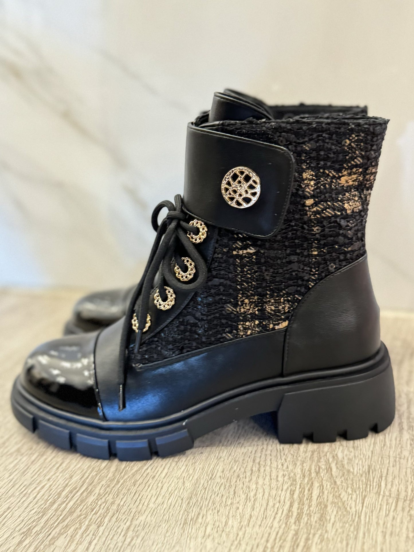 Bottines à détails dorés | BT31